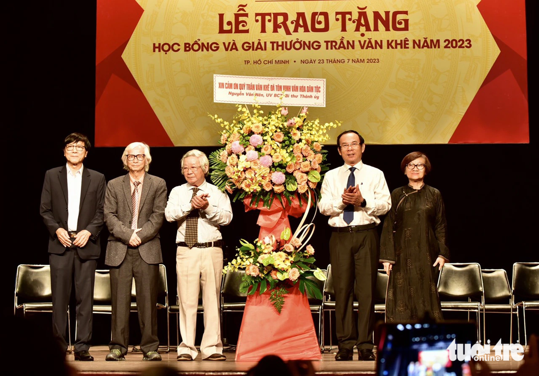 Bí thư Thành ủy TP.HCM Nguyễn Văn Nên tặng hoa chúc mừng - Ảnh: T.T.D.