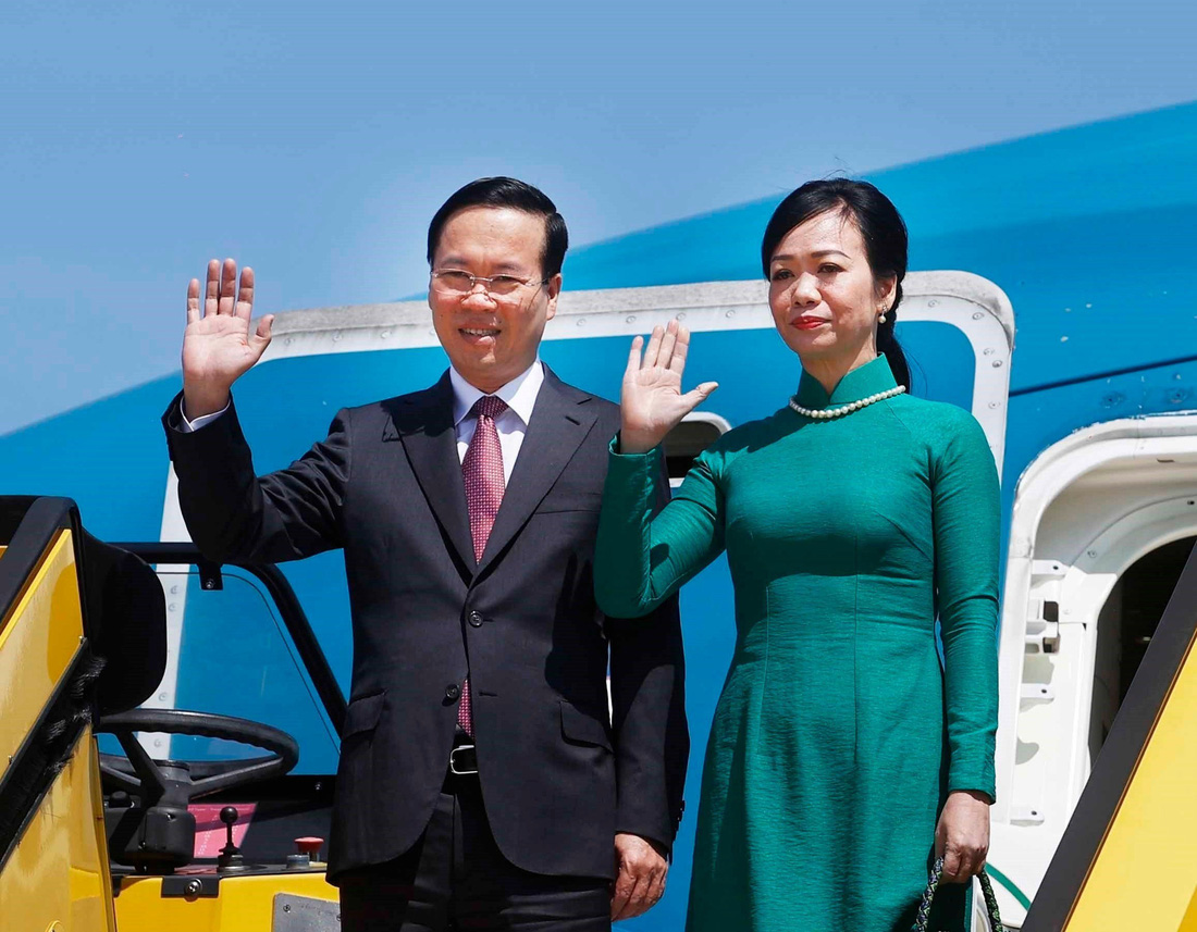Chủ tịch nước Võ Văn Thưởng và phu nhân Phan Thị Thanh Tâm vẫy tay chào các quan chức Áo, Việt Nam đón đoàn tại sân bay quốc tế Vienna ngày 23-7 - Ảnh: TTXVN