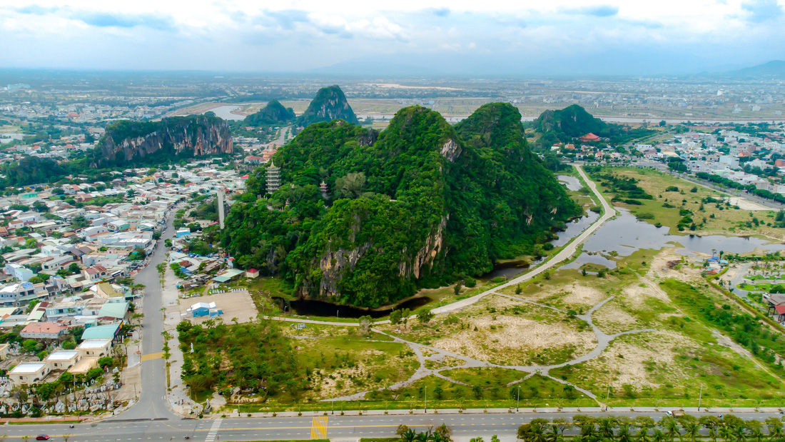 Toàn cảnh khu danh thắng Ngũ Hành Sơn, Đà Nẵng vừa được Thủ tướng phê duyệt quy hoạch không gian gần 105ha - Ảnh: NHỊ TRÌNH