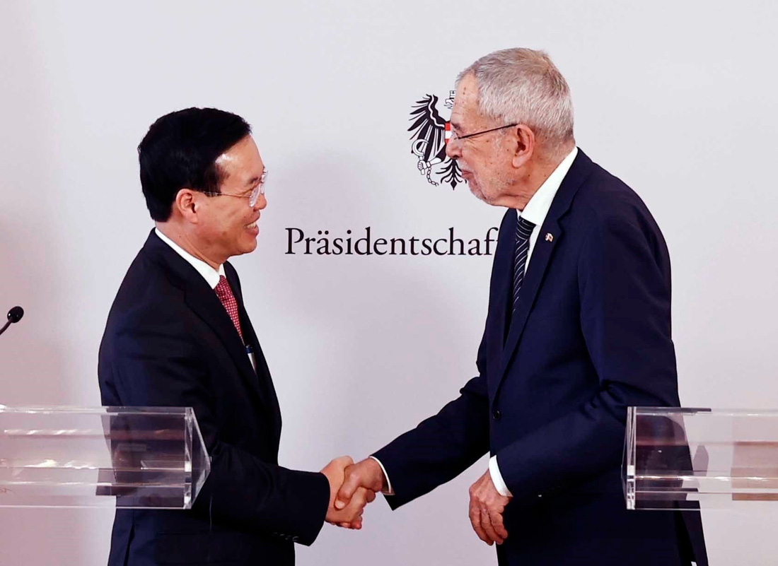 Chủ tịch nước Võ Văn Thưởng bắt tay Tổng thống Áo Alexander Van der Bellen trong cuộc họp báo chung sau hội đàm ngày 24-7 - Ảnh: TTXVN 