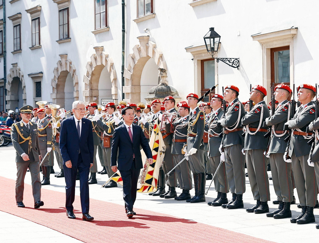 Đội tiêu binh, quân nhạc Áo nghênh đón Chủ tịch nước Võ Văn Thưởng và Tổng thống Áo Alexander Van der Bellen - Ảnh: TTXVN