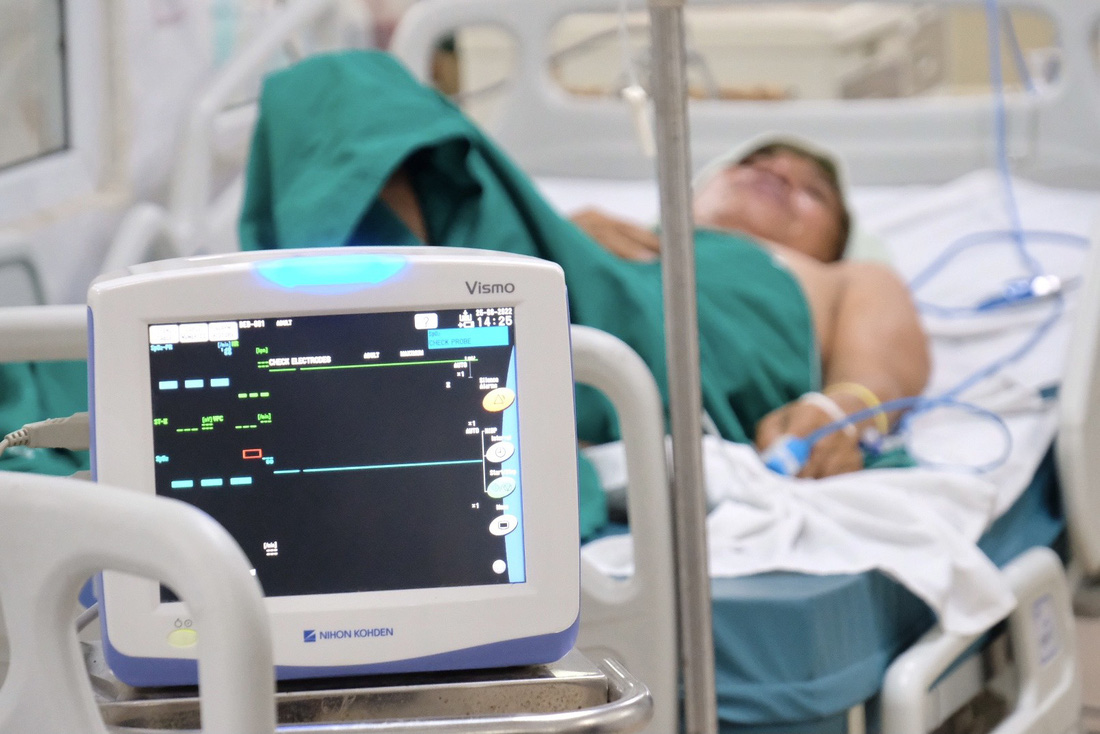 Bệnh nhân mắc sốt xuất huyết điều trị tại Bệnh viện Bệnh nhiệt đới trung ương - Ảnh: NGUYÊN BẢO
