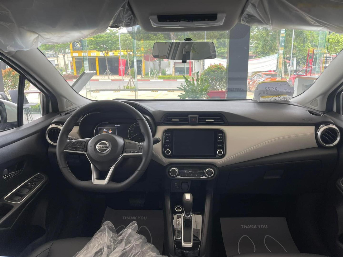 Cabin có màn hình cảm ứng 8 inch, bảng đồng hồ tích hợp màn hình màu 7 inch, hệ thống âm thanh 6 loa, điều hòa tự động hay khởi động nút bấm. Đáng tiếc, trang bị ga tự động Cruise Control vốn phổ biến trong phân khúc vẫn chưa xuất hiện trên Nissan Almera - Ảnh: Đại lý Nissan/Facebook