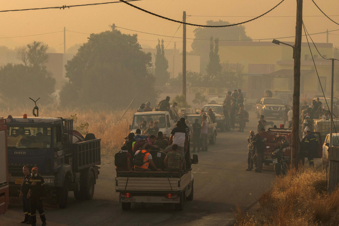 Người dân địa phương ở làng Masari, đảo Rhodes chuẩn bị đối phó với trận cháy rừng kinh hoàng - Ảnh: REUTERS