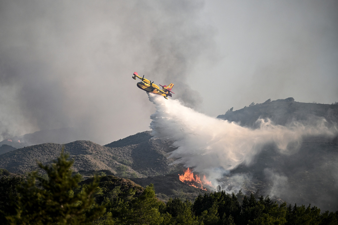 Lực lượng cứu hỏa đang dập lửa tại một đám cháy ở phía nam đảo Rhodes, Hy Lạp - Ảnh: AFP