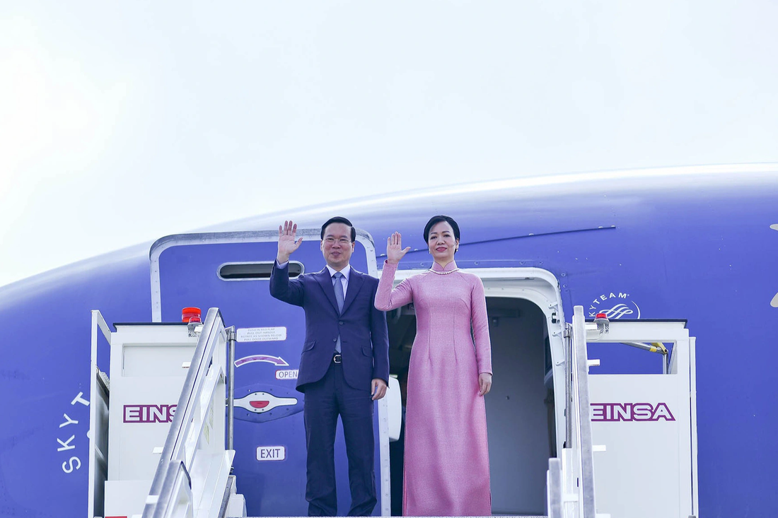 Chủ tịch nước Võ Văn Thưởng và phu nhân Phan Thị Thanh Tâm tại sân bay quốc tế Fiumicino chiều 25-7 - Ảnh: NGUYỄN HỒNG