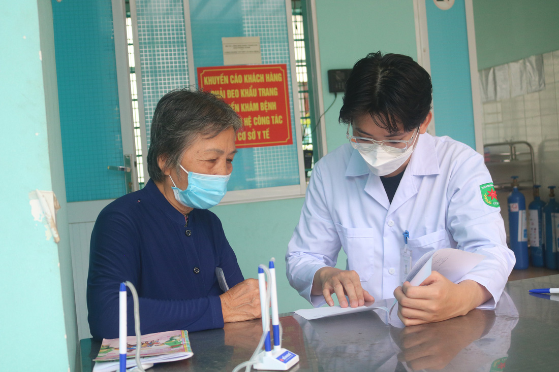 Người dân thăm khám tại các trạm y tế trên địa bàn TP.HCM - Ảnh: THU HIẾN