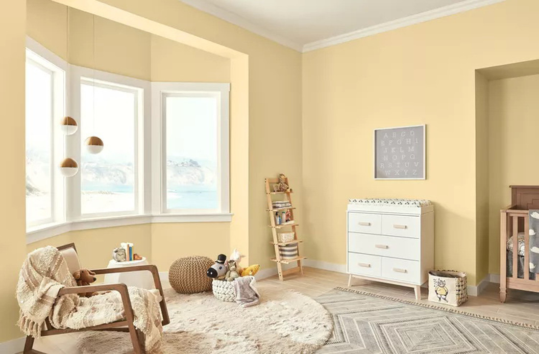 Bức tường màu kem vani mang lại sắc thái vui tươi cho căn phòng - Ảnh: BEHR/BHG