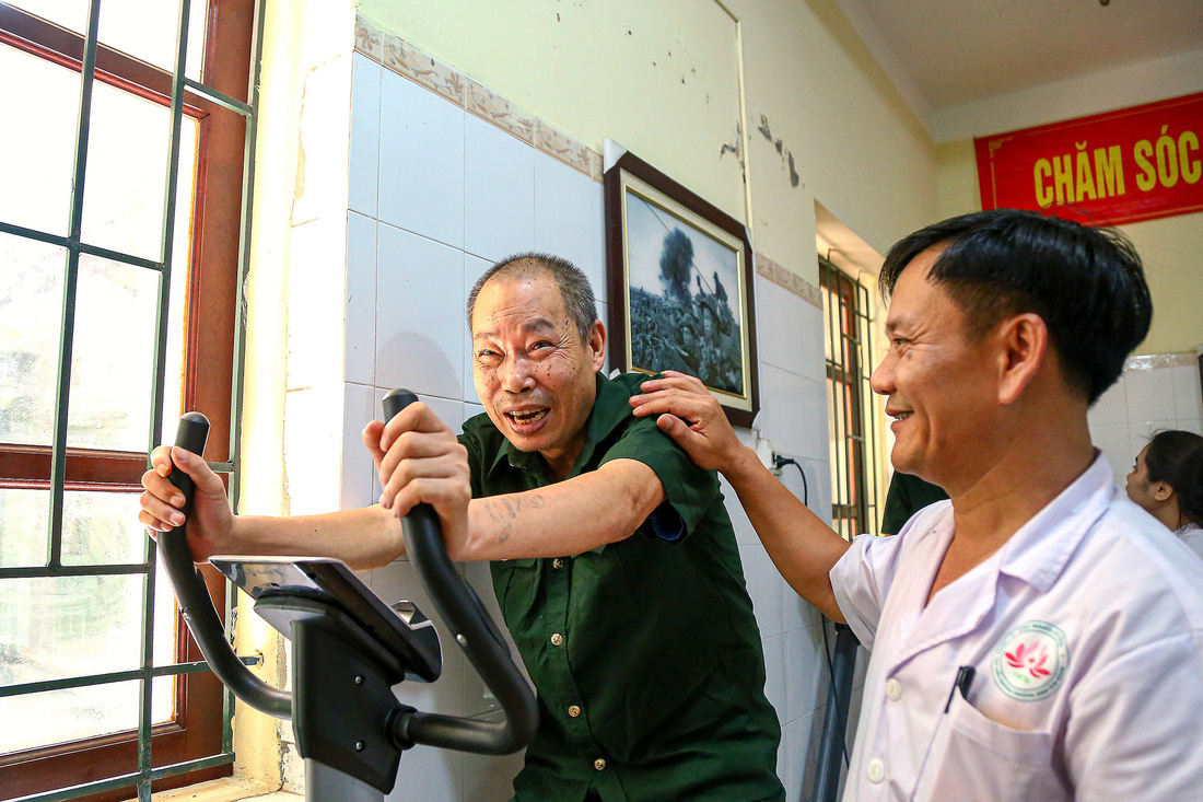 Y sĩ Lê Quang Đoan hướng dẫn các thương binh bị tổn thương thần kinh tập luyện, nâng cao sức khỏe tại khoa điều trị 1, Trung tâm điều dưỡng thương binh Kim Bảng, Hà Nam - Ảnh: HÀ QUÂN