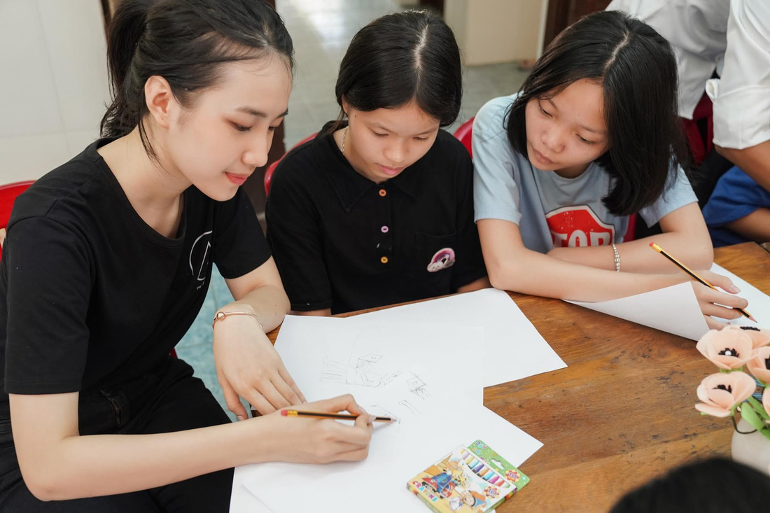 Phan Anh Thư dạy vẽ cho các em nhỏ - Ảnh: NVCC
