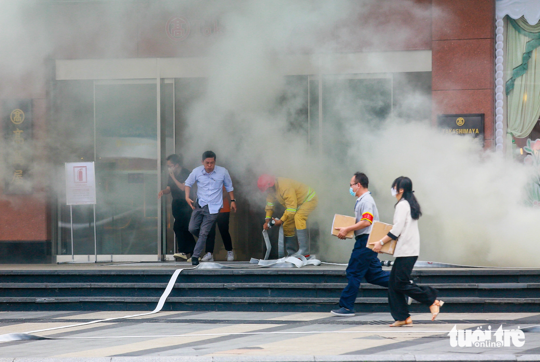 Tình huống giả định được đặt ra là tại vị trí tầng hầm B2 Tháp 2 của tòa nhà Saigon Centre xảy ra sự cố rò rỉ khí gas và gặp nguồn nhiệt gây cháy, nổ hỗn hợp khí gas và làm sụp đổ cấu kiện công trình phụ tại một cửa hàng.