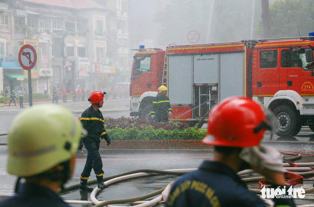 Sau khoảng 30 phút, đám cháy đã được dập tắt, lực lượng phòng cháy chữa cháy tiếp tục phun nước làm mát tòa nhà để ngừa lửa bén trở lại. Các lực lượng đã tổ chức cứu hơn 300 người và hướng dẫn thoát nạn cho hơn 6.000 người đang làm việc trong tòa nhà.