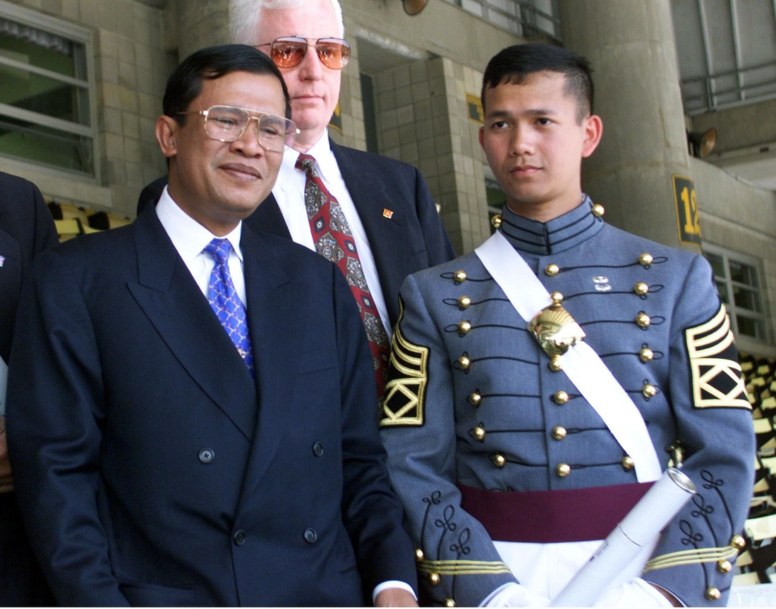 Thủ tướng Hun Sen thăm con trai Hun Manet lúc này đang học tại Học viện quân sự West Point danh giá của Mỹ. Bức ảnh được chụp năm 1999. Hun Manet là người Campuchia đầu tiên tốt nghiệp học viện này - Ảnh: AFP