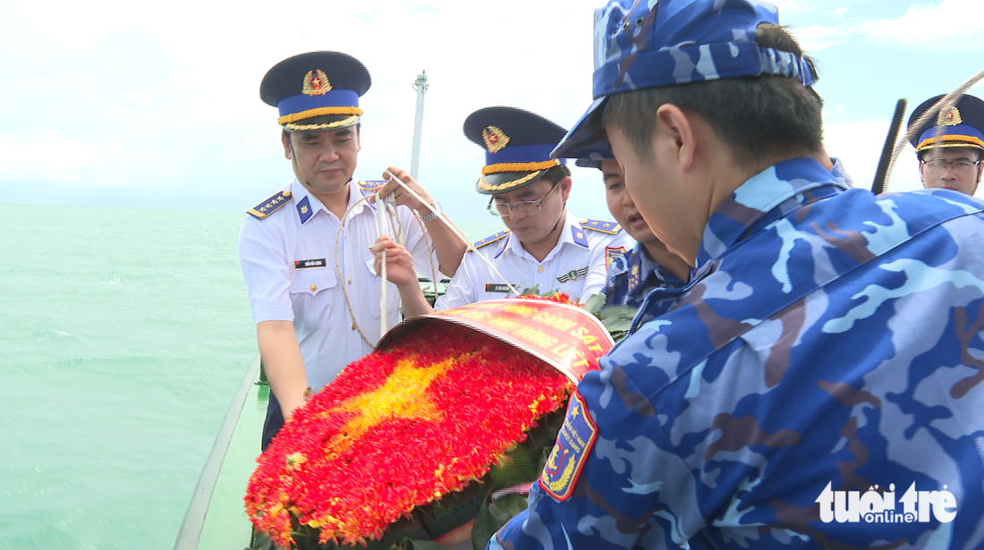 Cán bộ, chiến sĩ Bộ tư lệnh Vùng cảnh sát biển 4 thả hoa tri ân các anh hùng liệt sĩ đã hy sinh trên vùng biển Tây Nam - Ảnh: KHÁNH NHÂN