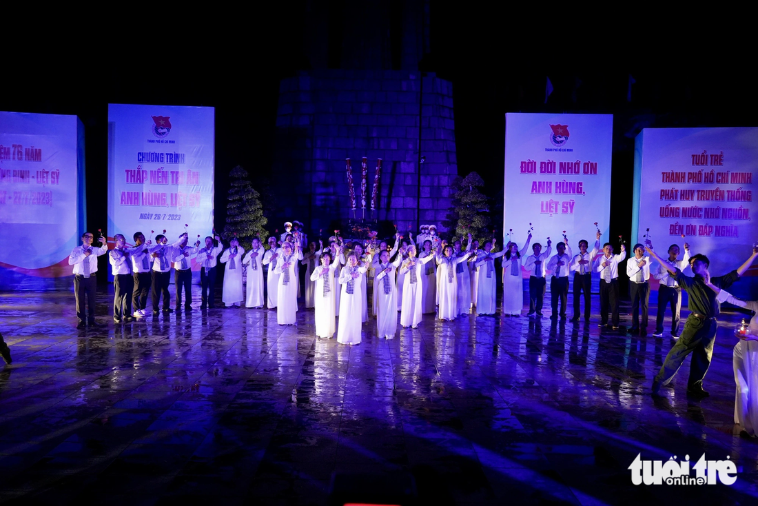 Câu lạc bộ truyền thống kháng chiến Thành Đoàn biểu diễn văn nghệ tại lễ thắp nến tri ân - Ảnh: HỮU HẠNH