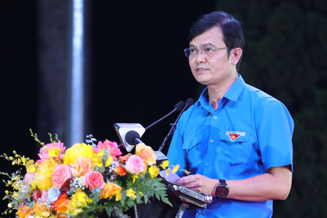 Bí thư thứ nhất Trung ương Đoàn Bùi Quang Huy thay mặt thanh niên cả nước nguyện tiếp bước các thế hệ cha anh xây dựng và bảo vệ Tổ quốc - Ảnh: DANH KHANG