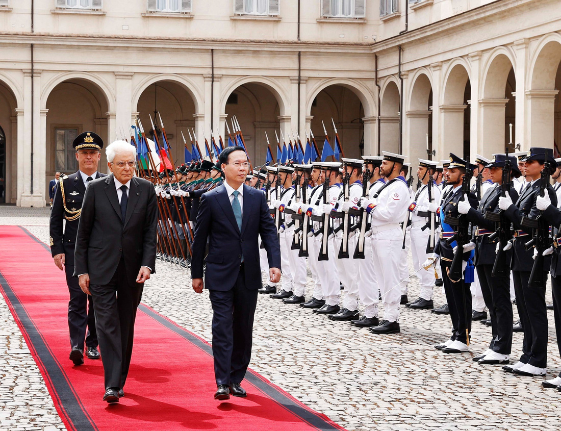 Chủ tịch nước Võ Văn Thưởng và Tổng thống Sergio Mattarella duyệt đội danh dự trong lễ đón chính thức ngày 26-7 - Ảnh: TTXVN
