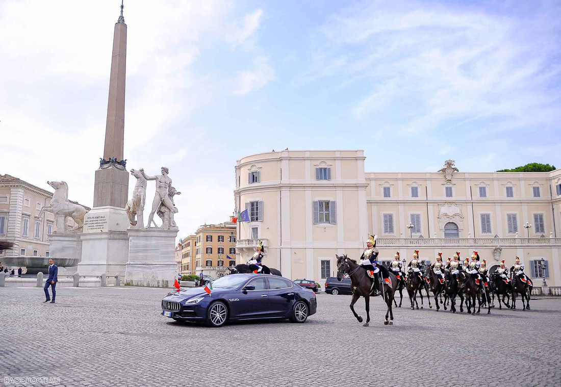 Đội kỵ binh danh dự Ý tháp tùng xe Chủ tịch nước Võ Văn Thưởng và phu nhân đến Phủ Tổng thống - Ảnh: NGUYỄN HỒNG