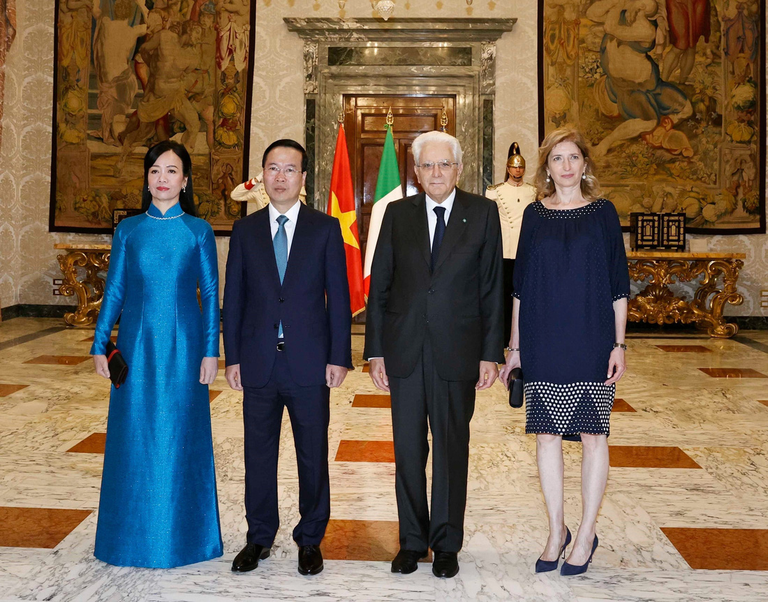 Chủ tịch nước Võ Văn Thưởng và phu nhân cùng Tổng thống Sergio Mattarella và con gái chụp ảnh chung - Ảnh: TTXVN