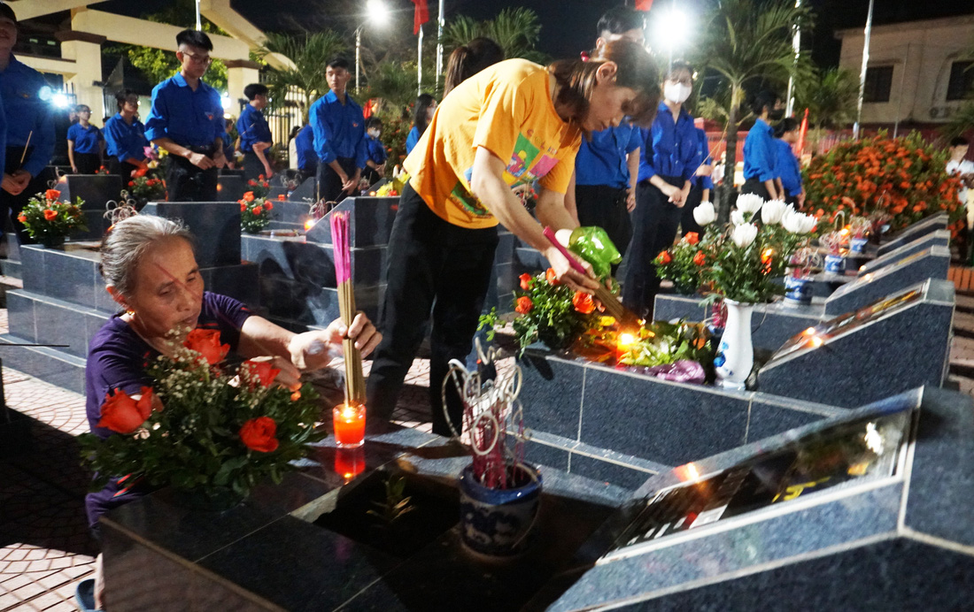 Người dân đến thắp hương cho thân nhân là anh hùng liệt sĩ đang yên nghỉ tại nghĩa trang liệt sĩ Đặng Cương, huyện An Dương, TP Hải Phòng - Ảnh: TIẾN THẮNG