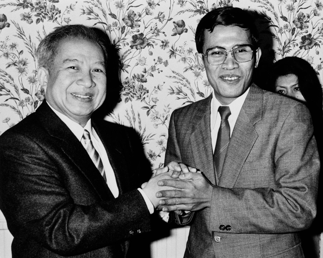Chủ tịch Hội đồng Bộ trưởng Campuchia Hun Sen và ông Norodom Sihanouk (lúc này chưa trở lại làm Quốc vương Campuchia) nắm tay nhau sau một cuộc gặp ở Pháp năm 1987 nhằm tìm kiếm một thỏa thuận chính trị - Ảnh: Getty