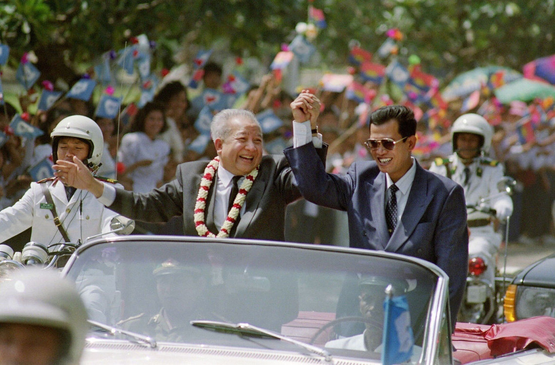 Thủ tướng Hun Sen (phải) trong ngày đón Quốc vương Norodom Sihanouk về nước năm 1991 - Ảnh: AFP
