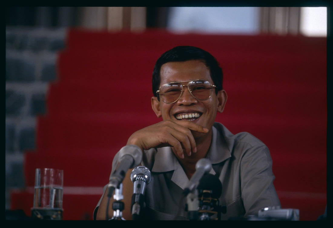Thủ tướng Hun Sen nổi tiếng với các phát ngôn và chia sẻ trực diện trong thời gian cầm quyền. Trong ảnh: Nụ cười Hun Sen trong cuộc họp báo năm 1991 - Ảnh: Getty
