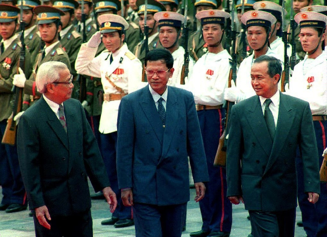 Thủ tướng Võ Văn Kiệt (bìa trái) đón Thủ tướng Hun Sen và đồng Thủ tướng Norodom Ranariddh trong chuyến thăm Việt Nam của hai nhà lãnh đạo Campuchia tháng 8-1993 - Ảnh: AFP
