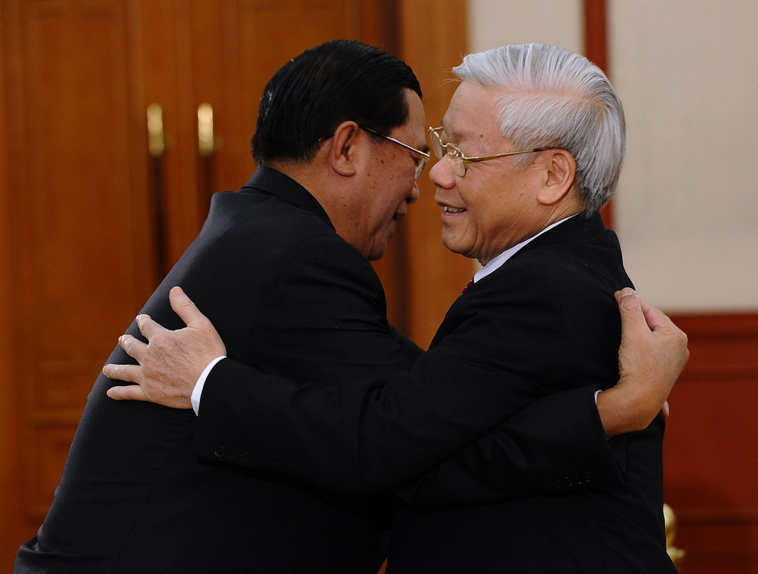 Là hai nước láng giềng núi sông liền nhau, quan hệ giữa Việt Nam và Campuchia đã trải qua nhiều bước phát triển, ngày càng được củng cố bền chặt. Trong ảnh: Thủ tướng Hun Sen ôm Tổng bí thư Nguyễn Phú Trọng khi đến thăm Việt Nam năm 2013 - Ảnh: AFP