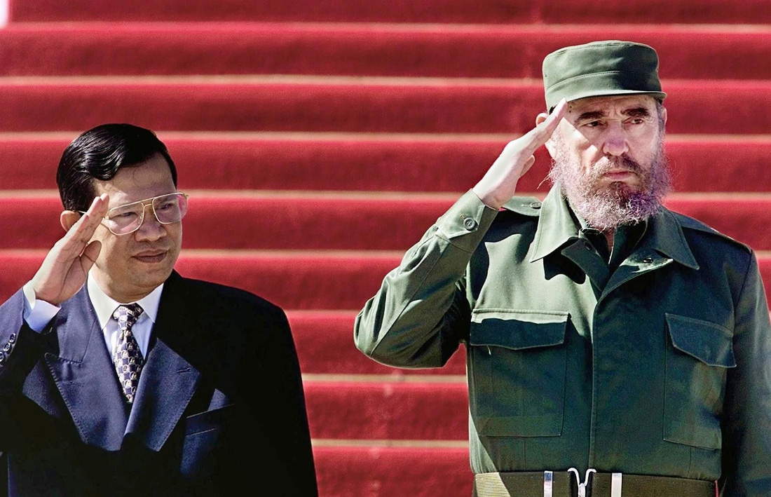 Thủ tướng Hun Sen và Lãnh tụ Cuba Fidel Castro trong chuyến thăm Cuba của nhà lãnh đạo Campuchia năm 1999 - Ảnh: AFP