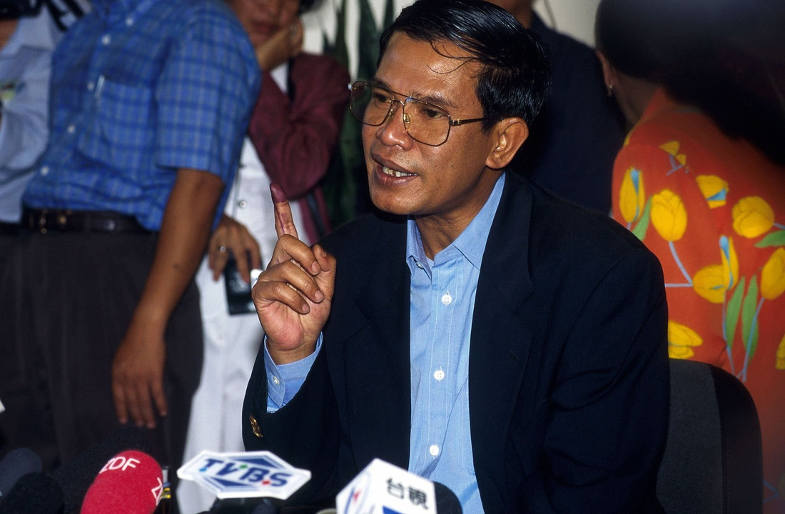 Ông Hun Sen với ngón tay trỏ còn mực tím sau cuộc bầu cử Quốc hội Campuchia tháng 7-1998. Đảng Nhân dân Campuchia (CPP) giành thắng lợi trong cuộc bầu cử này, đưa ông trở thành thủ tướng duy nhất, khép lại thời kỳ đồng thủ tướng ở Campuchia - Ảnh: Getty