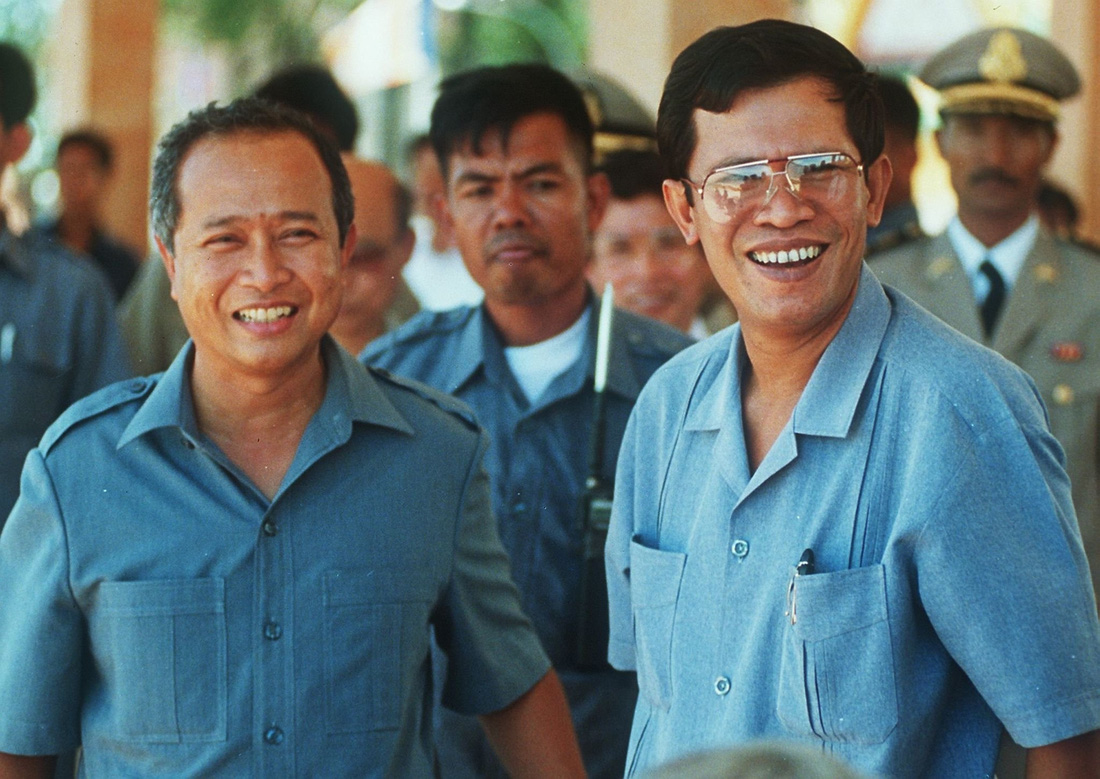 Thủ tướng Hun Sen (phải) và đồng Thủ tướng Norodom Ranariddh (trái) sau một cuộc khảo sát đến tỉnh Kompong Cham tháng 8-1993. Sau cuộc bầu cử năm 1993, Campuchia bước vào giai đoạn có hai thủ tướng - Ảnh: Getty