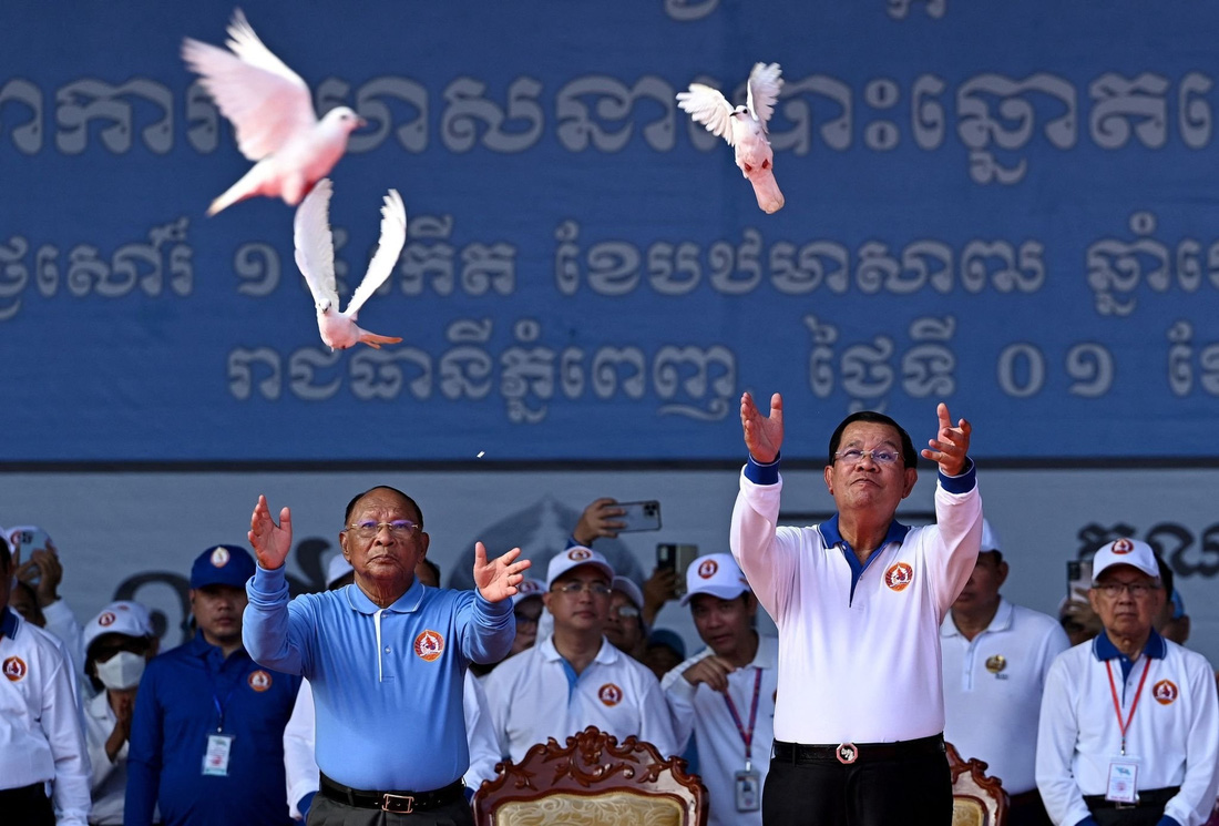 Thủ tướng Hun Sen và Chủ tịch Quốc hội Campuchia Heng Samrin (trái) cùng thả bồ câu trắng vào ngày 1-7-2023, ngay trước thềm cuộc bầu cử Quốc hội khóa VII - Ảnh: Getty