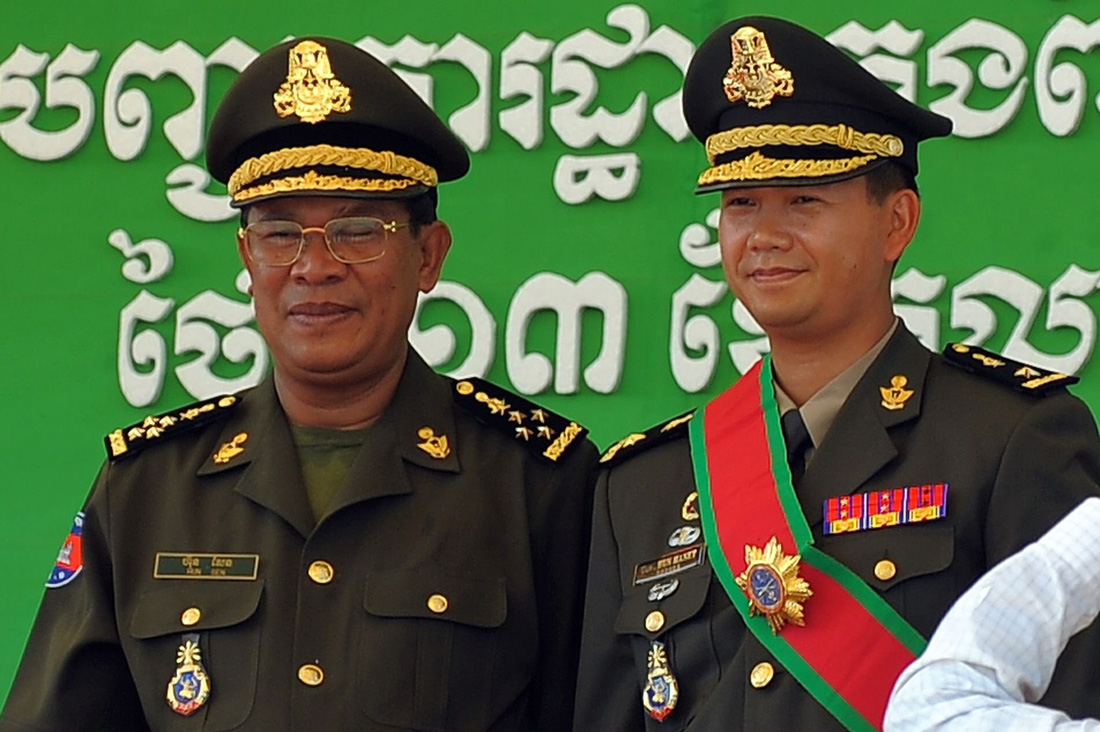 Thủ tướng Hun Sen (trái) và con trai Hun Manet trong một buổi lễ tại một căn cứ quân sự ở Phnom Penh tháng 10-2009 - Ảnh: AFP