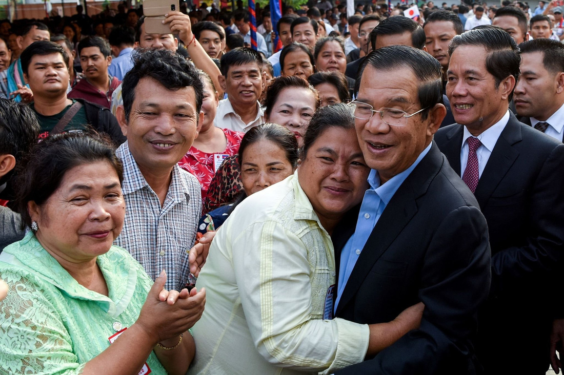 Trải qua 38 năm cầm quyền, chứng kiến nhiều giai đoạn lịch sử phức tạp của đất nước, Thủ tướng Hun Sen nhận được nhiều tình cảm của nhân dân Campuchia. Trong ảnh: Một người dân Phnom Penh ôm Thủ tướng Hun Sen khi ông đến dự lễ khởi công một công trình chống lũ tháng 3-2019 - Ảnh: AFP