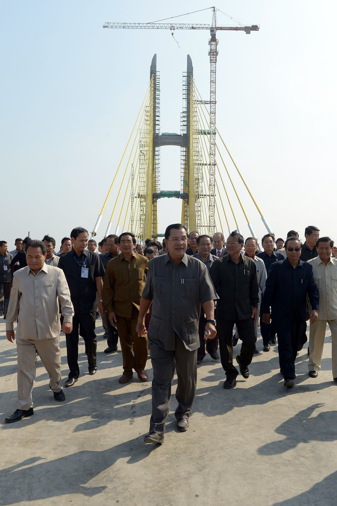 Trong thời gian ông Hun Sen lãnh đạo đất nước, Campuchia đã chứng kiến nhiều sự thay đổi lớn. Xứ chùa tháp thay da đổi thịt với các công trình giao thông quan trọng. Trong ảnh: Thủ tướng Hun Sen trong ngày hợp long cầu Neak Loeung bắc qua sông Mekong vào tháng 1-2014 - Ảnh: Getty