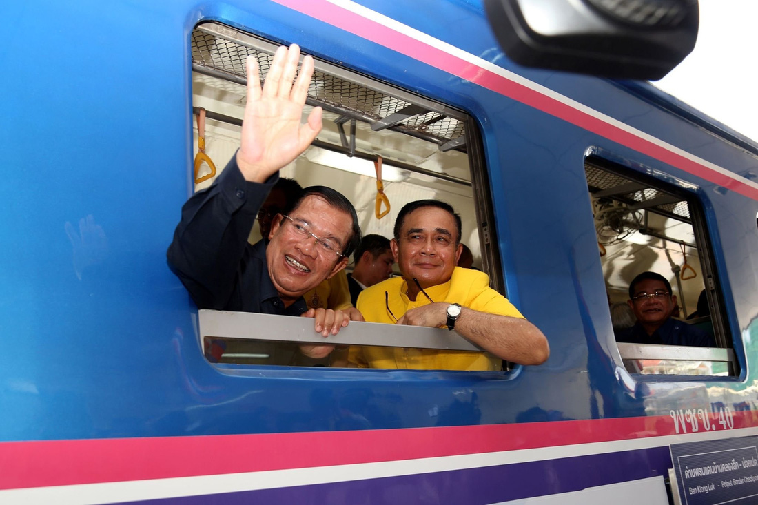 Quan hệ giữa Campuchia với các nước, đặc biệt các nước láng giềng được củng cố và phát triển dưới thời Thủ tướng Hun Sen. Trong ảnh: Thủ tướng Hun Sen và Thủ tướng Thái Lan Prayut Chan-o-cha cùng ngồi trên một toa xe lửa trong ngày khánh thành đường sắt nối Thái Lan và Campuchia tháng 4-2019 - Ảnh: REUTERS