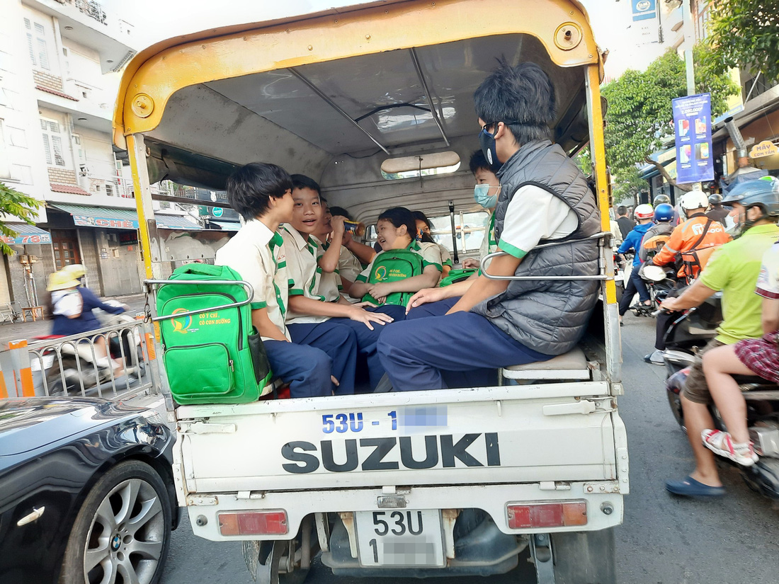 Xe đưa rước học sinh trên đường Nguyễn Thái Sơn, quận Gò Vấp, TP.HCM - Ảnh: NHƯ HÙNG