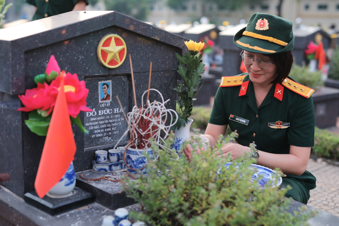 Thượng úy Quách Thị Quỳnh, bí thư chi đoàn cơ sở Trung tâm nhiệt đới Việt - Nga, bày tỏ hằng năm, vào dịp 27-7, các đoàn viên của đơn vị đều có mặt tại các nghĩa trang thủ đô dọn dẹp và dâng hương tại các phần mộ liệt sĩ - Ảnh: DANH KHANG