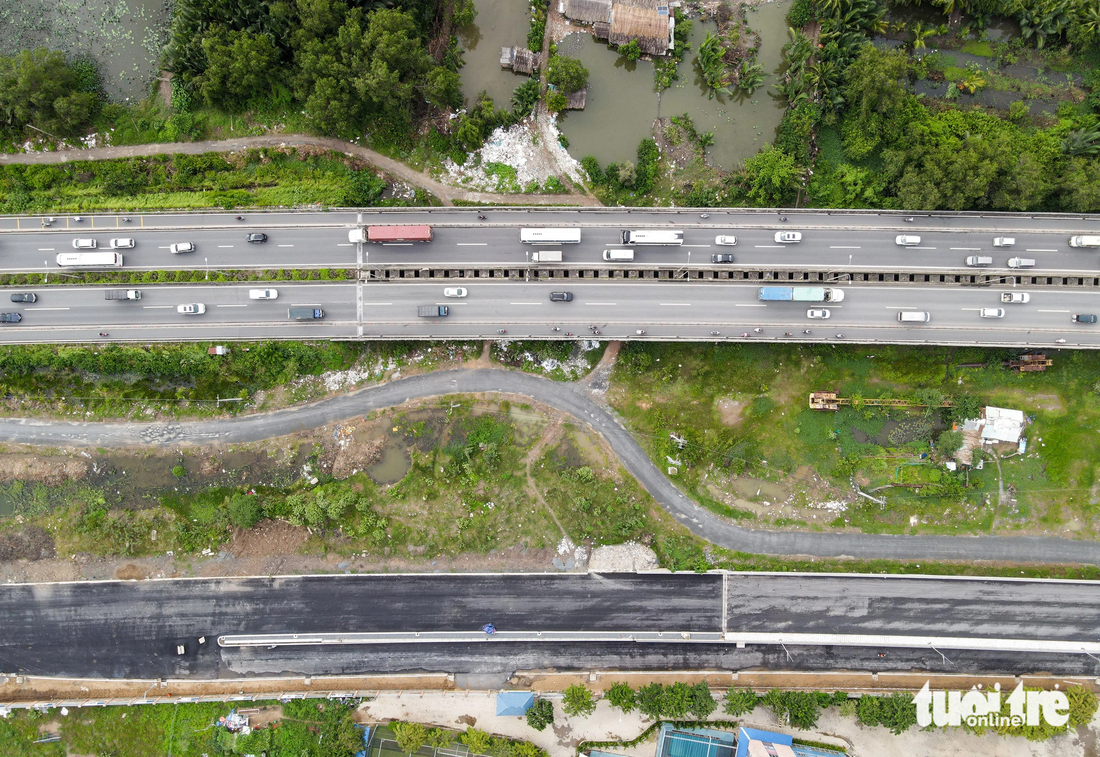 Đường song hành đường dẫn cao tốc TP.HCM - Long Thành đang hoàn tất những hạng mục cuối để thông xe vào đầu tháng 8