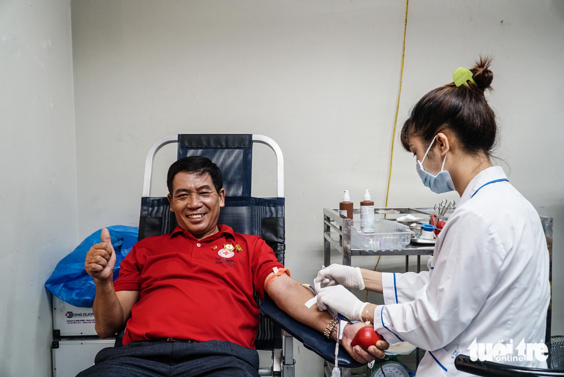Ông Trần Minh Mến, đội trưởng đội Ngân hàng máu sống, hiến máu lần thứ 102 - Ảnh: NGUYỄN HIỀN