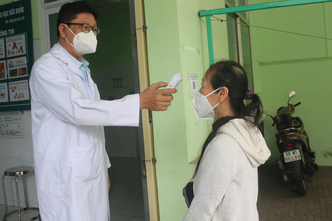 Người dân TP.HCM đến khám bệnh tại trạm y tế phường - Ảnh: THU HIẾN