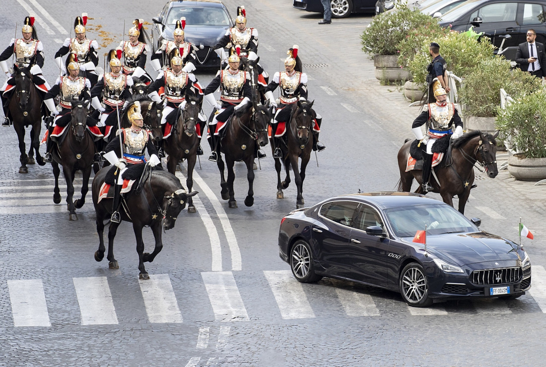 Đội kỵ binh danh dự Ý tháp tùng xe chở Chủ tịch nước Võ Văn Thưởng và phu nhân đến Phủ Tổng thống Ý ngày 26-7 - Ảnh: Phủ Tổng thống Ý