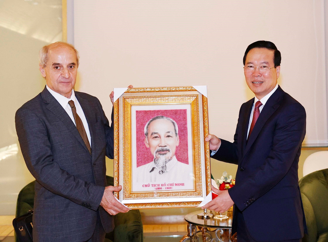 Chủ tịch nước Võ Văn Thưởng tặng bức tranh Chủ tịch Hồ Chí Minh cho Tổng bí thư Đảng Cộng sản Ý Mauro Alboresi trong cuộc gặp ngày 27-7 - Ảnh: TTXVN