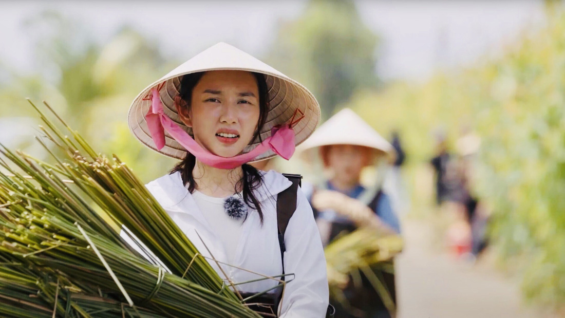 Thùy Tiên thu hoạch cỏ bàng - Ảnh: BTC