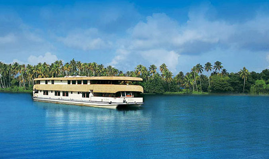 Du thuyền của hãng Oberoi đang đi qua Kerala -  một bang thuộc miền Nam Ấn Độ - Ảnh: Kerala back water