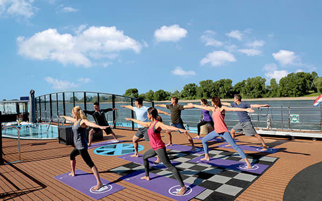 Một lớp yoga được tổ chức trên tàu Ama Waterways - Ảnh: Ama Waterways