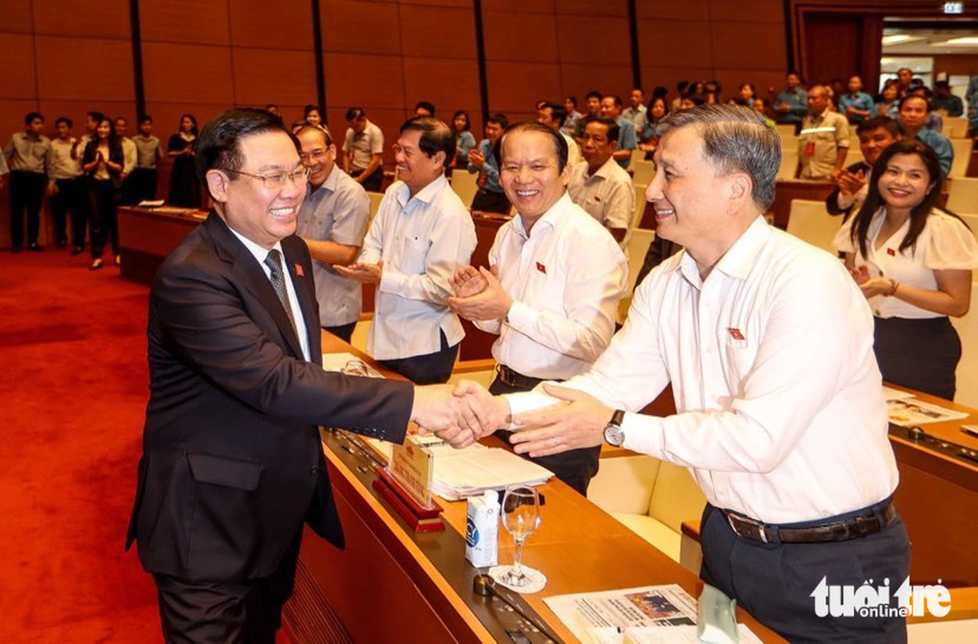 Chủ tịch Quốc hội Vương Đình Huệ bắt tay các đại biểu tham dự diễn đàn - Ảnh: NGUYỄN KHÁNH