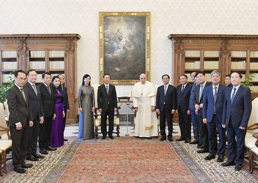 Chủ tịch nước Võ Văn Thưởng và phu nhân cùng đoàn đại biểu cấp cao Việt Nam chụp ảnh cùng Giáo hoàng Francis trong cuộc gặp ngày 27-7 tại Tòa thánh Vatican - Ảnh: TTXVN