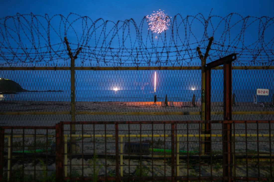 Đốt pháo hoa trên bãi biển Myeongpa, nơi các gia đình cắm trại gần biên giới DMZ ở Goseong-gun, Hàn Quốc - Ảnh: THE NEW YORK TIMES